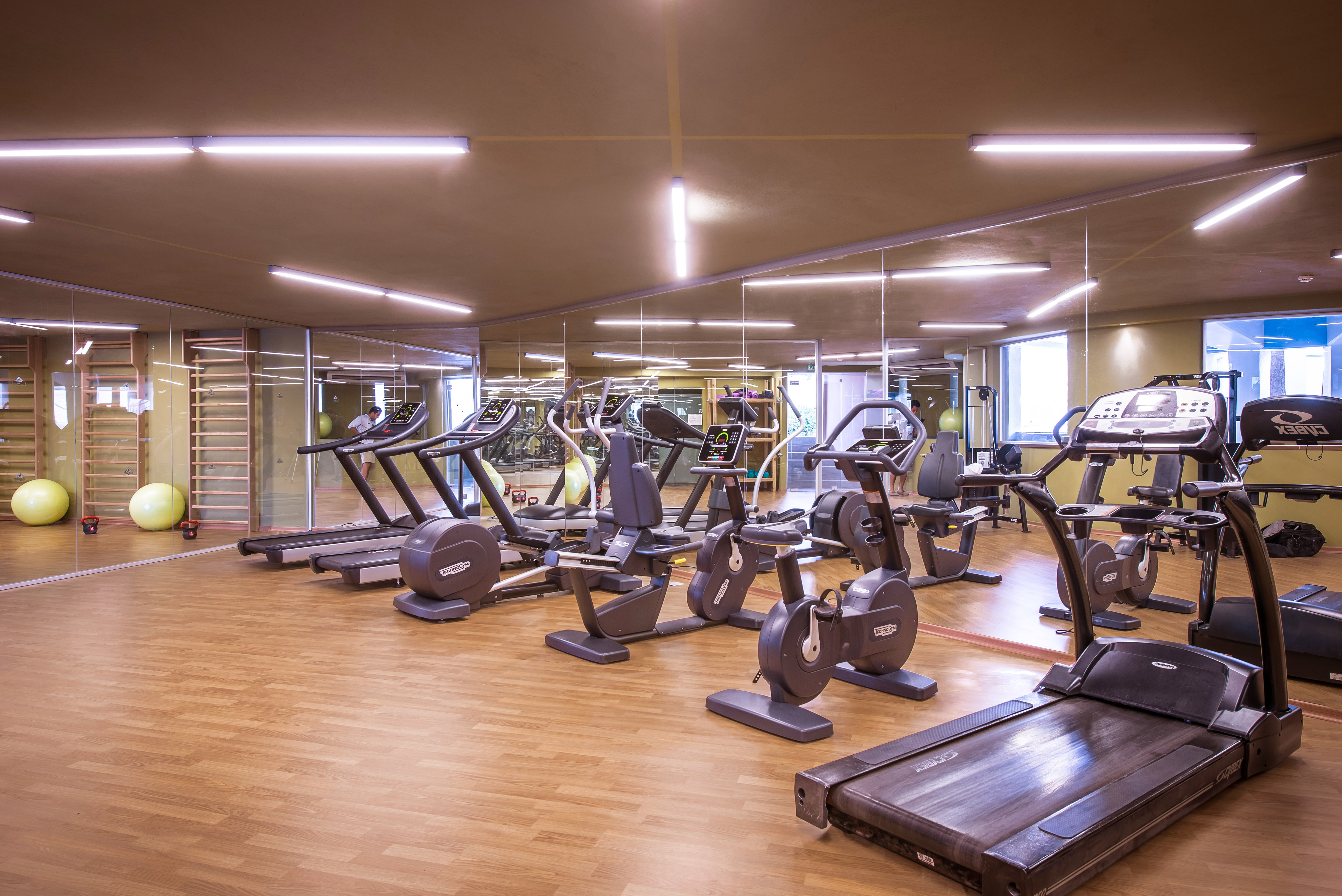 FITNESS ROOM