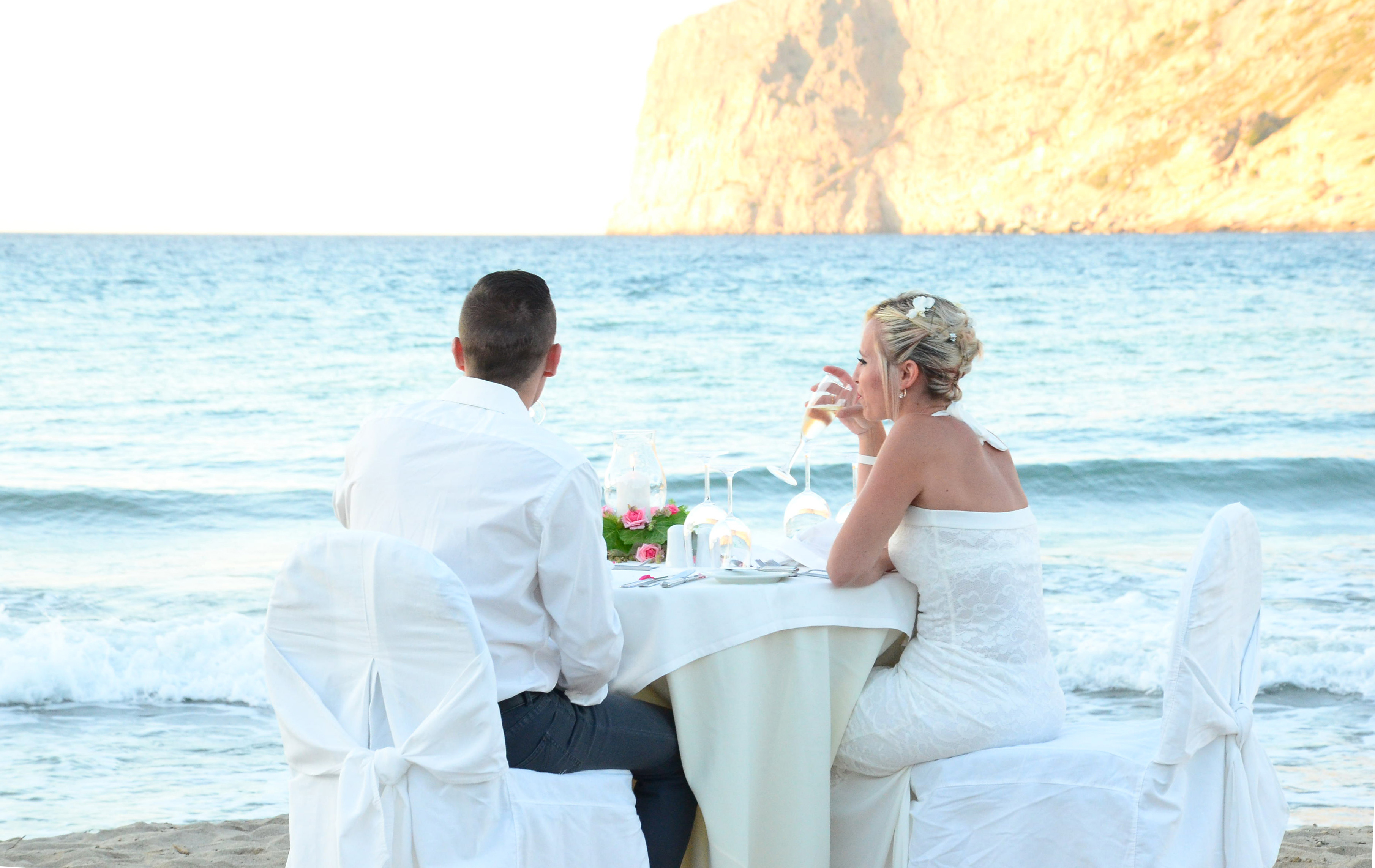 ΔΕΙΠΝΟ ΓΙΑ ΔΥΟ ΣΤΗ ΘΑΛΑΣΣΑ