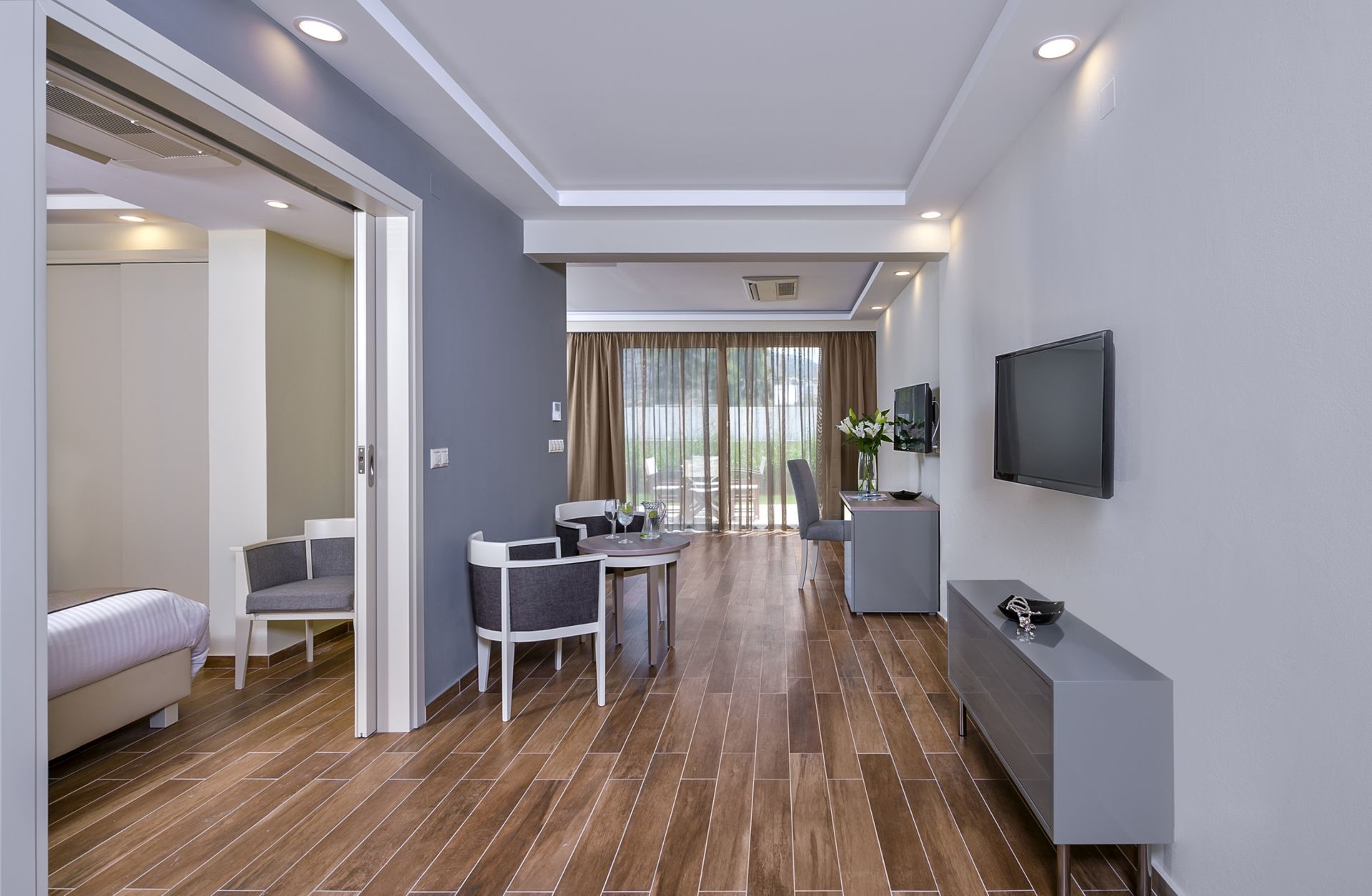 ΟΙΚΟΓΕΝΕΙΑΚΗ ΣΟΥΙΤΑ