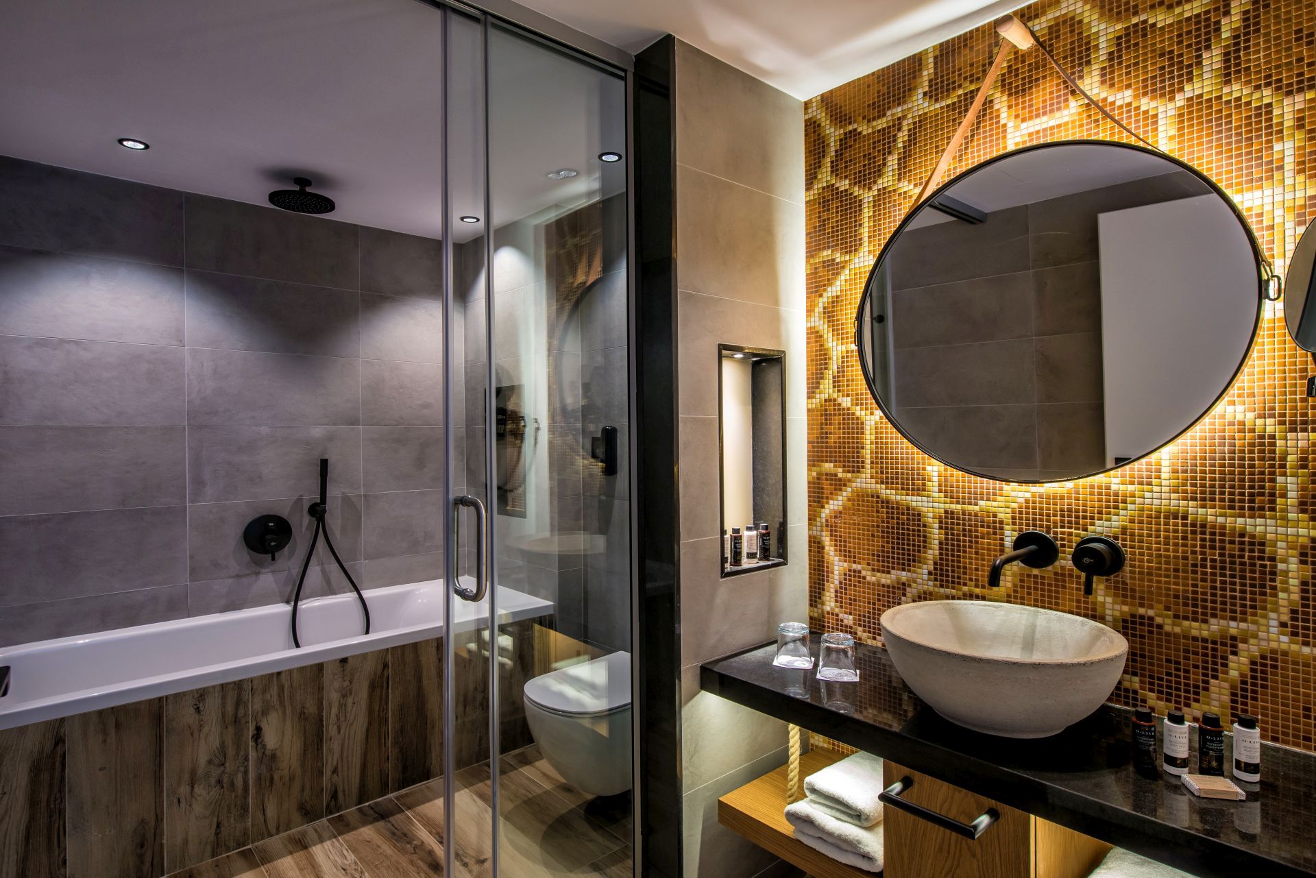 ΟΙΚΟΓΕΝΕΙΑΚΗ ΣΟΥΙΤΑ