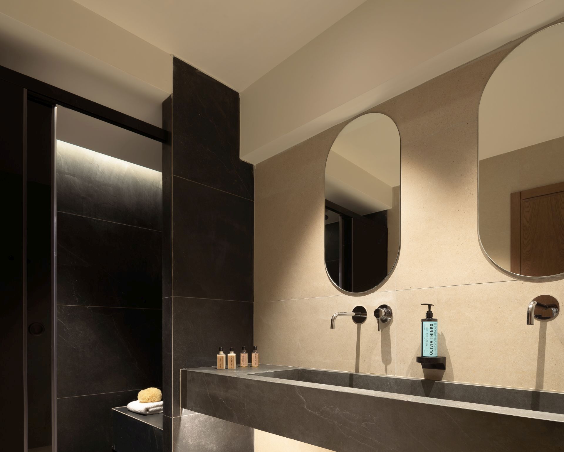 ΟΙΚΟΓΕΝΕΙΑΚΗ ΣΟΥΙΤΑ